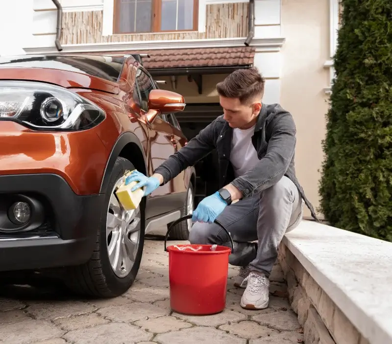 Lavage auto à domicile Saint-Melaine-sur-Aubance : professionnel intervenant sur un véhicule